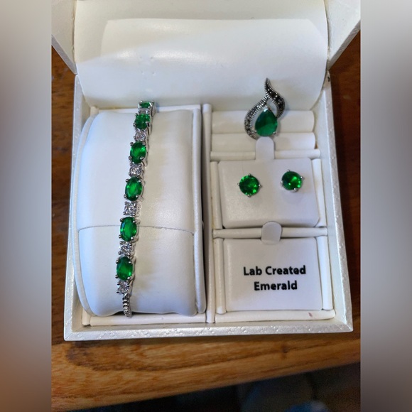 Emerald bracelet, necklace pendant and stud earrings 

*no chain for necklace* - Picture 1 of 3